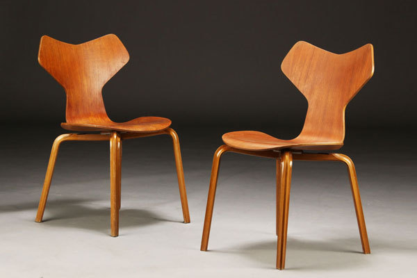 Arne-Jacobsen-Set-of-4-Grandprix-chairs-02.jpg