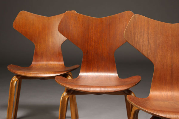 Arne-Jacobsen-Set-of-4-Grandprix-chairs-04.jpg
