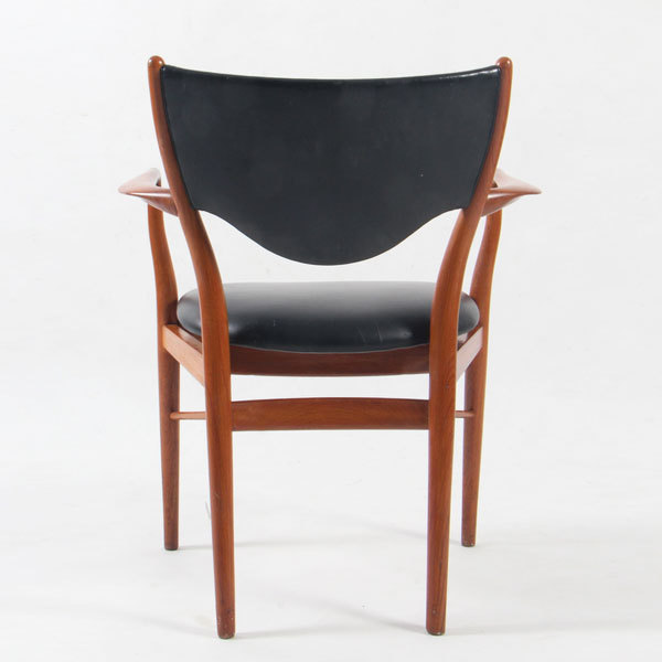 Finn-Juhl-Armchair-BO72-03.jpg