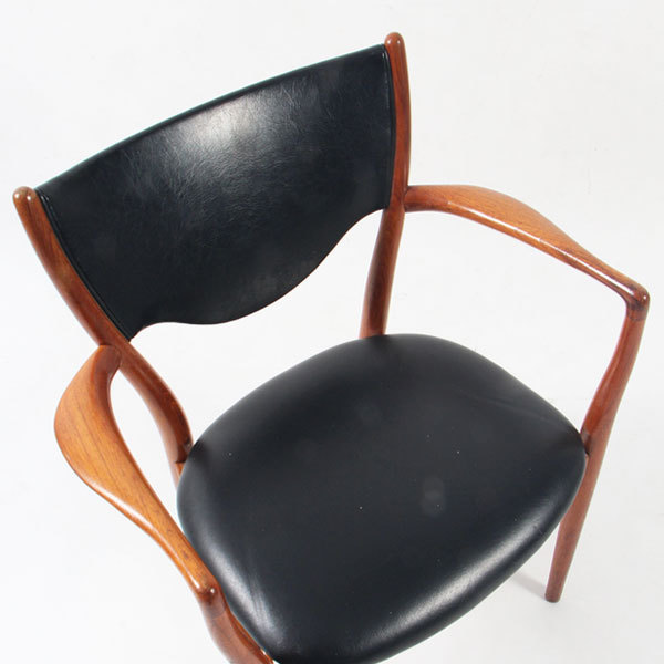 Finn-Juhl-Armchair-BO72-04.jpg