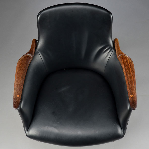 Finn-Juhl-Pair-of-NV53-Rosewood-05.jpg