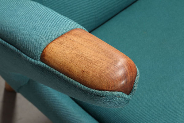 Wegner-Bearchair-and-Ottoman-03.jpg