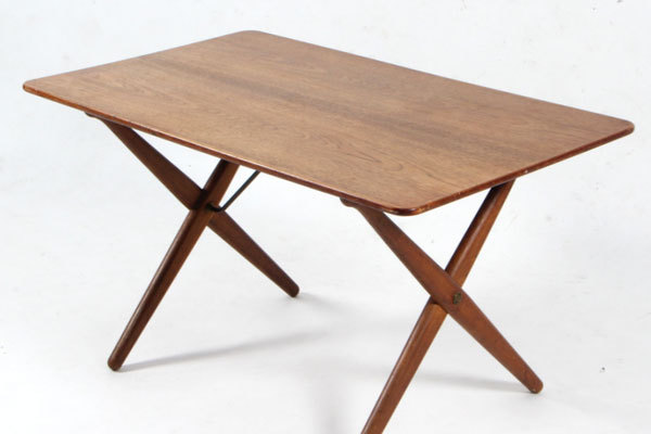 Wegner-Xleg-coffee-table-02.jpg
