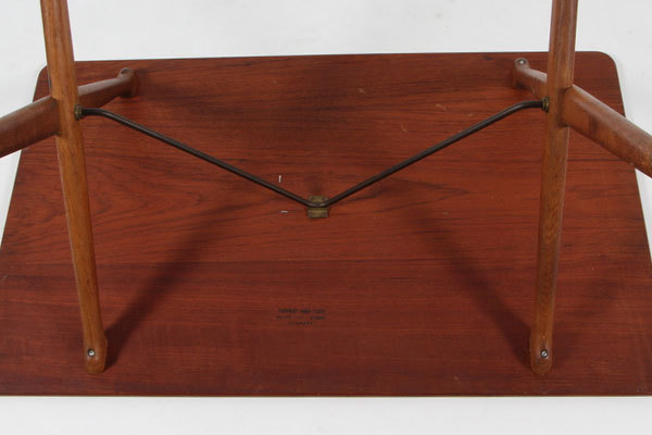 Wegner-Xleg-coffee-table-03.jpg