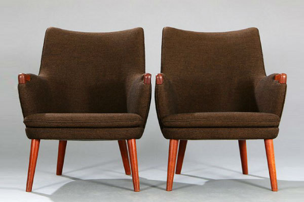 Wegner-pair-of-minibear-chairs-02.jpg