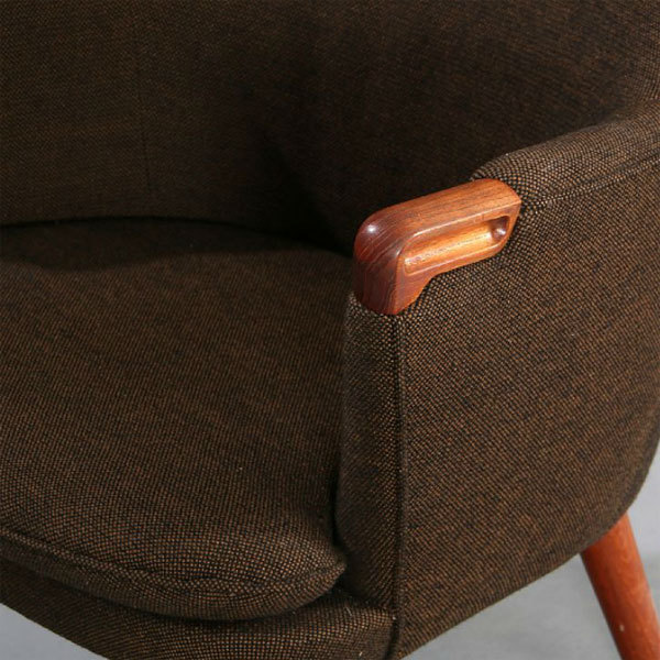 Wegner-pair-of-minibear-chairs-05.jpg