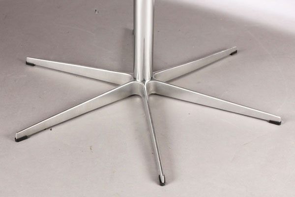Arne-Jacobsen-Dining-table-03.jpg
