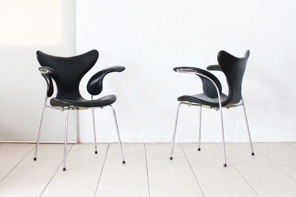 Arne-Jacobsen-Eight-chair-01.jpg