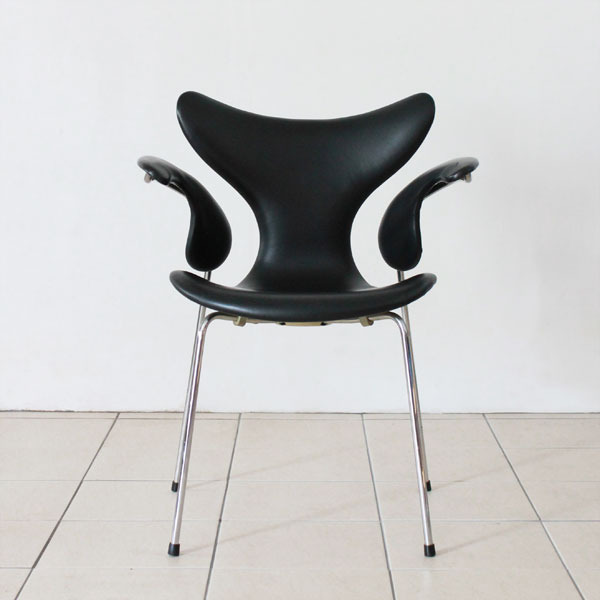 Arne-Jacobsen-Eight-chair-02.jpg