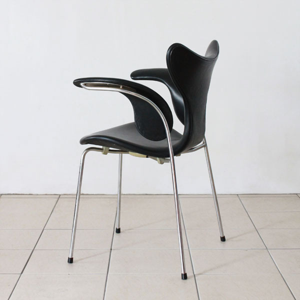 Arne-Jacobsen-Eight-chair-03.jpg