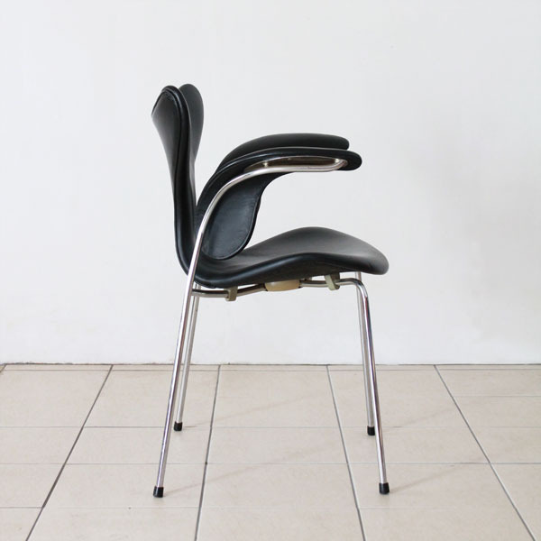 Arne-Jacobsen-Eight-chair-05.jpg