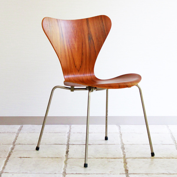Arne-Jacobsen-Seven-chairs.-teak-Fritz-Hansen-05.jpg