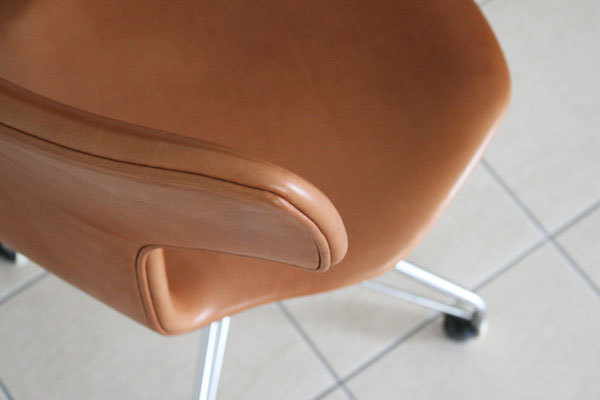 Arne-Jacobsen-T-chair-swivel-06.jpg