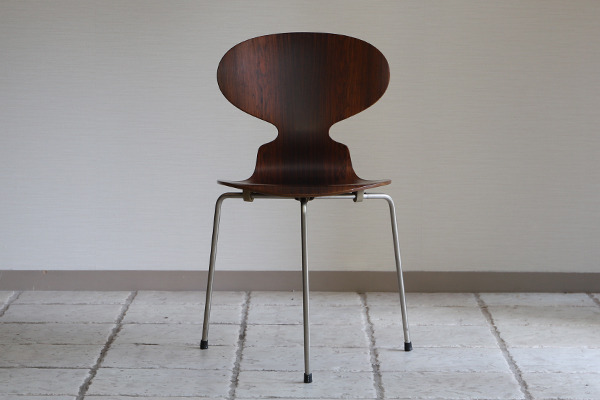 Arne Jacobsen  Ant chair  Fritz Hansen (1).jpg