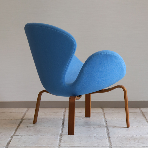 Arne Jacobsen  Swan easy chair. model 4325  Fritz Hansen (2).jpg