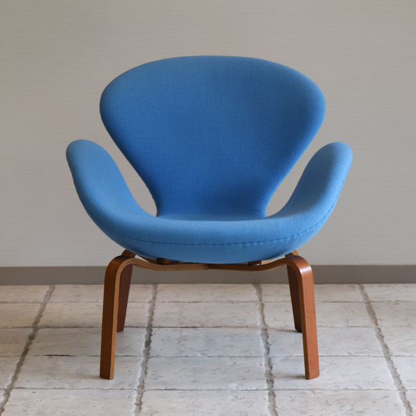 Arne Jacobsen  Swan easy chair. model 4325  Fritz Hansen (3).jpg