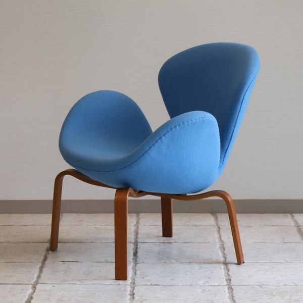 Arne Jacobsen  Swan easy chair. model 4325  Fritz Hansen (4).jpg