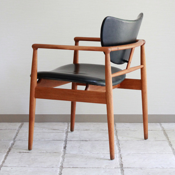 Finn-Juhl--Easy-chair.-NV48-Niels-Vodder-07.jpg