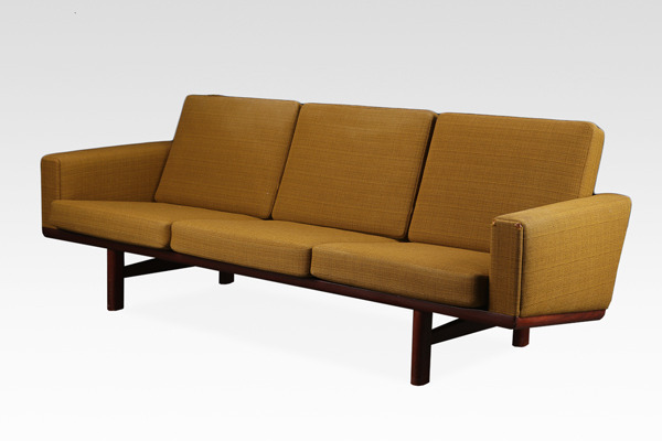 Hans J. Wegner  3 seater sofa. GE236  GETAMA (1).jpg