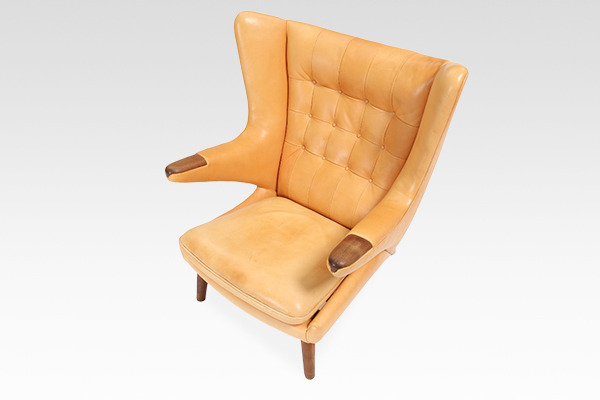 Hans J. Wegner Bearchair. AP19 AP-Stolen&ottoman (3).jpg