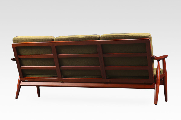 Hans J. Wegner  Sofa. GE-270  GETAMA (1).jpg