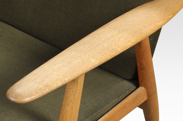 Hans J. Wegner  Sofa GE-240   GETAMA (1).jpg