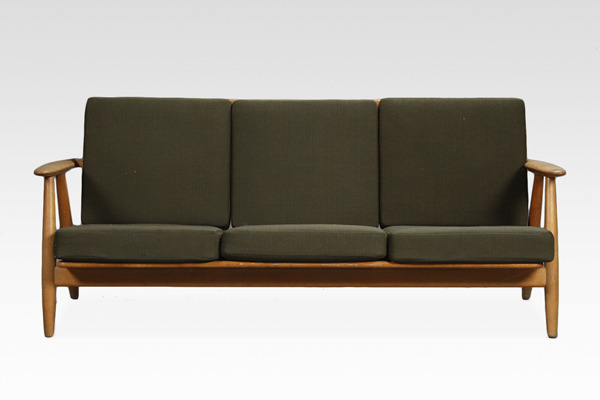 Hans J. Wegner  Sofa GE-240   GETAMA (5).jpg