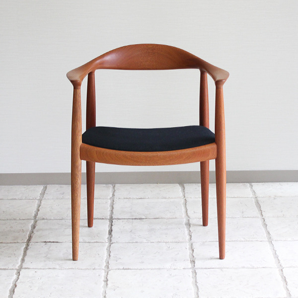Hans J. Wegner  The chair. JH-503  Johannes Hansen (8).jpg