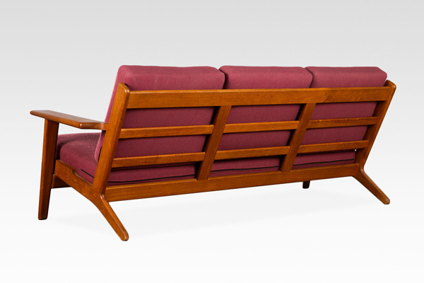 Hans J. Wegner  Three-seater sofa. GE290  GETAMA (1).jpg