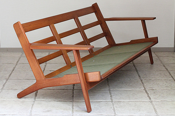 Hans J. Wegner  Three-seater sofa. GE290 teak  GETAMA-0004.jpg