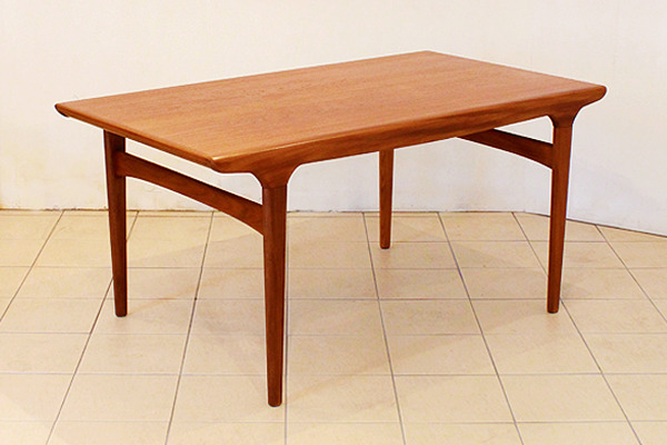 Johannes-Andersen--Extension-dining-table--Uldum-Mobelfabrik-001.jpg