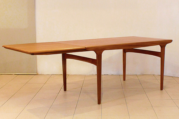 Johannes-Andersen--Extension-dining-table--Uldum-Mobelfabrik-002.jpg