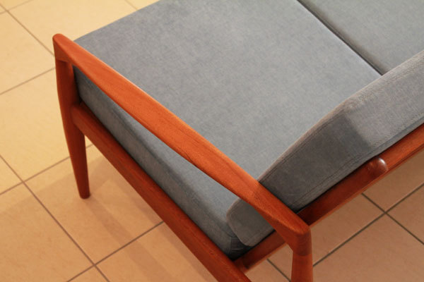 Kai-Kristiansen--Paper-knife-sofa-05.jpg