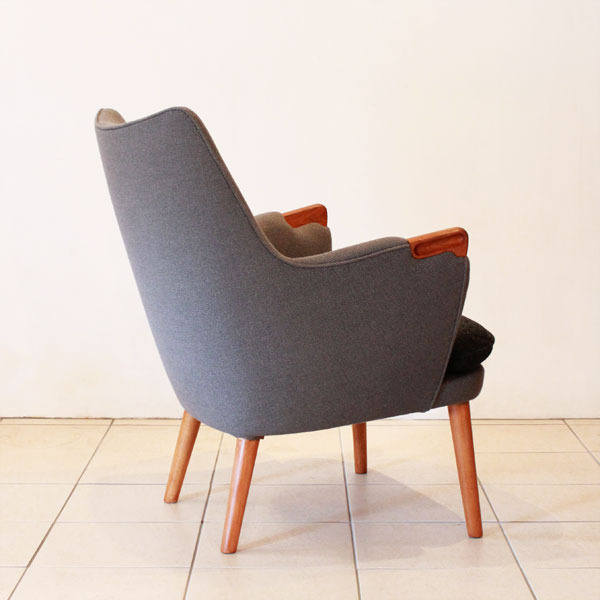 Wegner-Mini-bear-chair-AP20-02.jpg