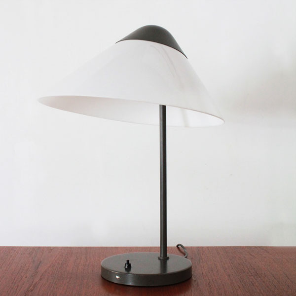 Wegner-Opala-desk-lamp-A-02.jpg