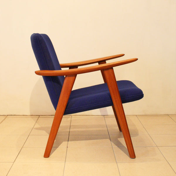 Wegner-Pair-of-Easy-chairs-JH517_04.jpg