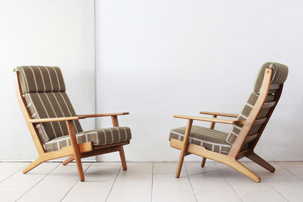 Wegner-Pair-of-GE290A-chairs-01.jpg