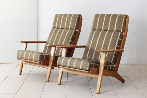 Wegner-Pair-of-GE290A-chairs-02.jpg