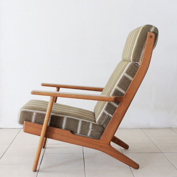 Wegner-Pair-of-GE290A-chairs-04.jpg