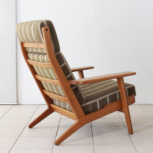 Wegner-Pair-of-GE290A-chairs-05.jpg