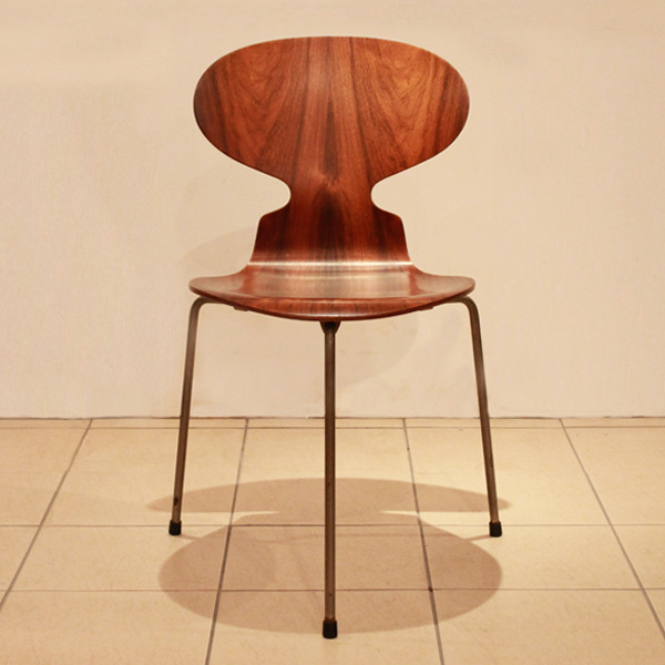 Arne-Jacobsen--Ant-chairs.-Fritz-Hansen-03.jpg