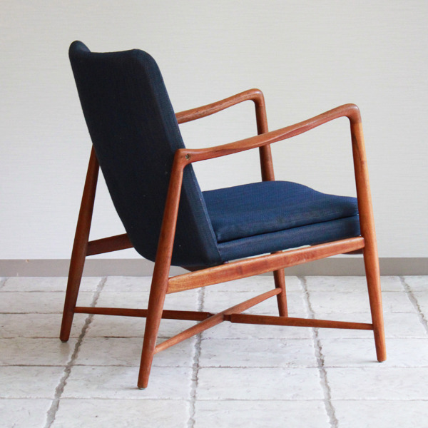 Finn-Juhl--Fireplace-Chair.-BO-59--Bovirke-11.jpg