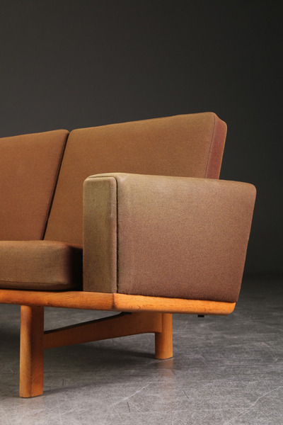 Hans J. Wegner ソファ. GE236 GETAMA (4).jpg