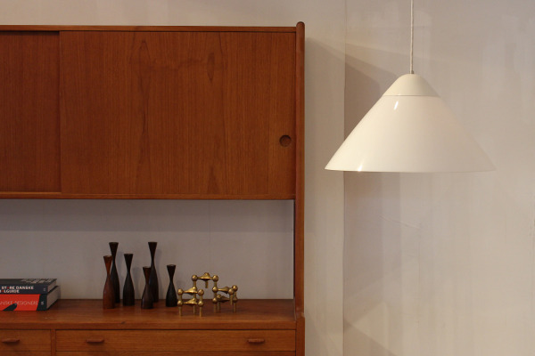 入荷】Hans J. Wegner / ペンダントランプ . Opala / Louis Poulsen
