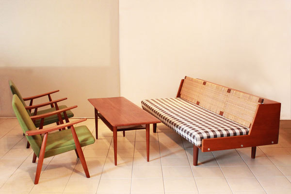 Wegner-Pair-of-easy-chairs-GE260-03.jpg